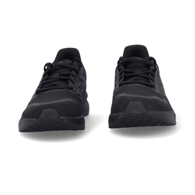 Par de sapatilhas pretas vista frontal sobre fundo branco