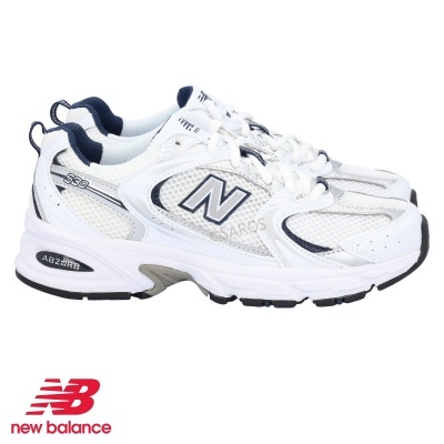 Sapatilhas New Balance brancas com detalhes azuis e cinzentos em fundo branco