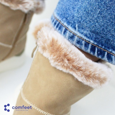 Botins castanhos claros com forro felpudo bege e logótipo Comfeet