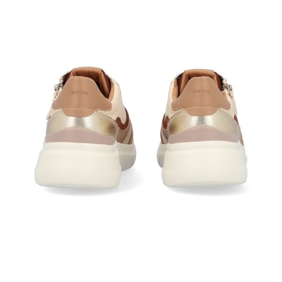 Vista traseira de sapatos desportivos femininos Geox em rosa, bege e dourado com sola branca.