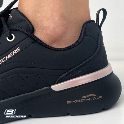 Tênis preto Skechers com sola preta e detalhe rosa