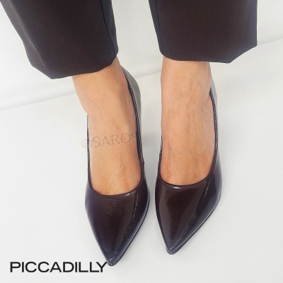 Sapatos de salto alto pretos em verniz com bico fino