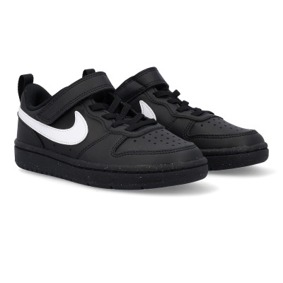 Ténis infantis pretos com swoosh branco e fecho velcro