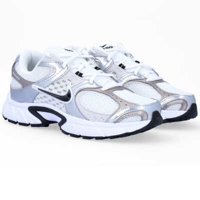 Par de ténis brancos e prateados com logótipo da Nike