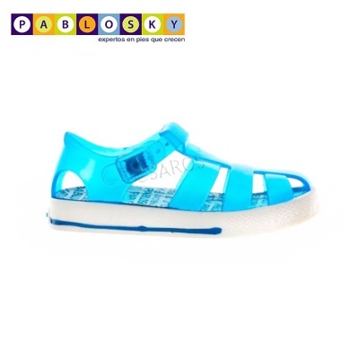 Sandália infantil azul translúcida com sola branca e fecho ajustável