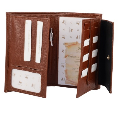 Carteira em pele castanha com várias divisórias para cartões e certificado de autenticidade