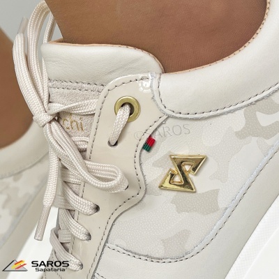 Tênis branco de couro com padrão camuflado e detalhes dourados