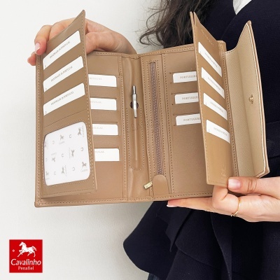 Carteira bege de pele com múltiplos compartimentos para cartões, código 57512 e marcas Cavallinho Portugal