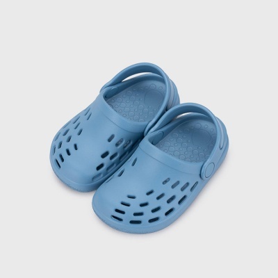 Sandálias crocs azuis em plástico com furos e suporte para calcanhar