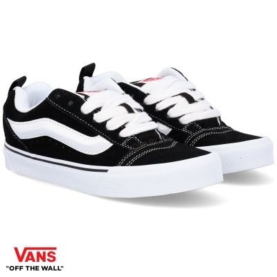 Ténis Vans pretos e brancos com sola branca e padrão lateral branco