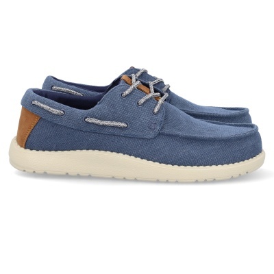 Sapatos náuticos azuis com detalhes castanhos e atacadores cinzentos.