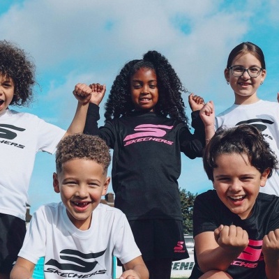 Crianças em roupa desportiva Skechers ao ar livre