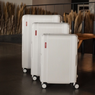 Conjunto de 3 malas de viagem brancas com rodas e etiqueta vermelha RIMOWA