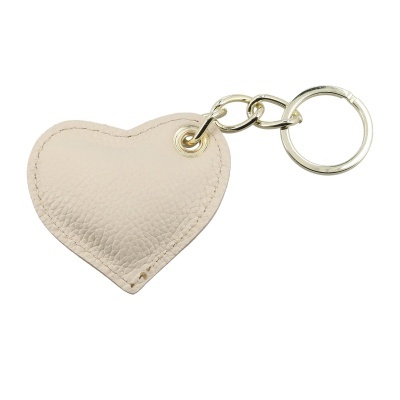 Chaveiro coração em couro bege com argola metálica dourada
