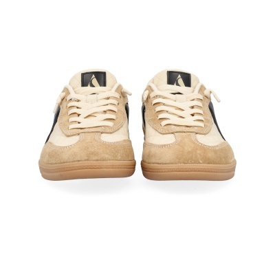 Par de sapatilhas bege e creme com atacadores creme e detalhes pretos em fundo branco