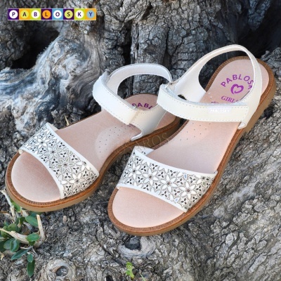 Sandálias infantis brancas Pablosky com padrão floral e fecho de velcro