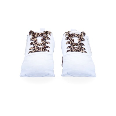 Sapatilhas brancas com atacadores estampados de leopardo e fecho lateral.