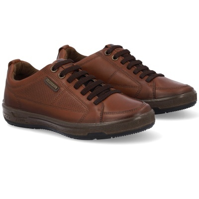 Sapatos de pele castanhos com atacadores pretos e sola castanha escura