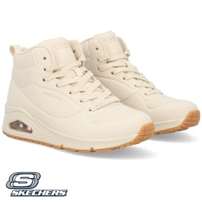 Ténis Skechers creme com sola castanha e detalhes perfurados.