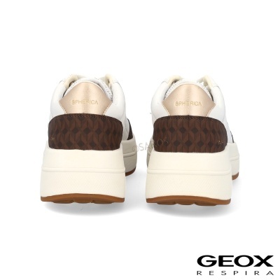 Par de sapatilhas brancas com detalhes castanhos e texto SPHERICA, vista traseira