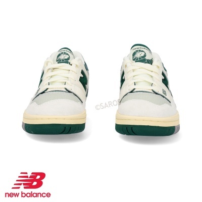 Sapatilhas New Balance brancas e verdes em fundo branco com logotipo