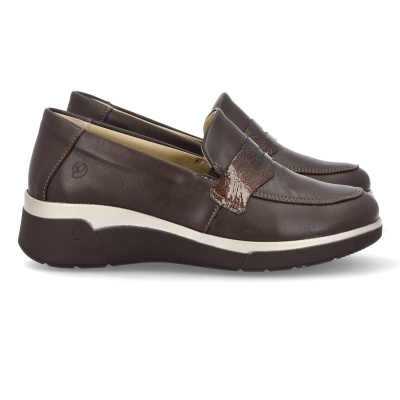 Par de mocassins castanhos de pele com sola branca e castanha