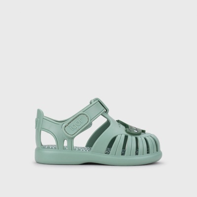Sandália infantil verde água com tira de velcro e detalhe frontal decorativo