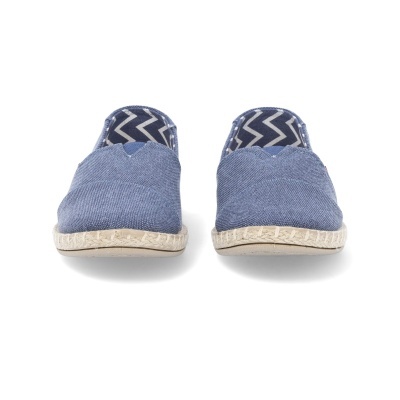 Sapatilhas azuis de tecido com padrão chevron interior e sola clara