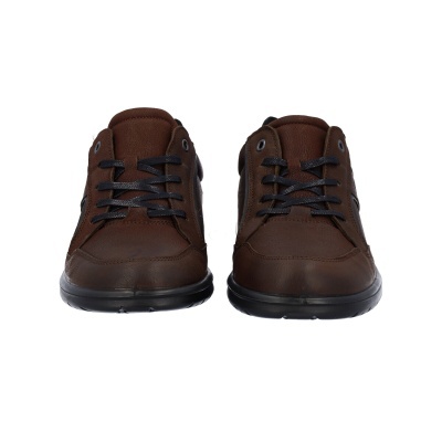 Par de sapatos desportivos castanhos com atacadores pretos e solas negras