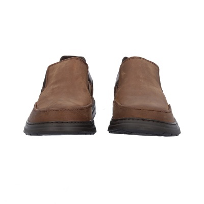 Sapatos castanhos de pele tipo mocassim com sola preta