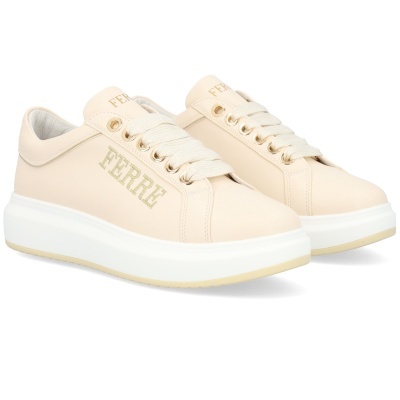 Ténis bege claro com sola branca e logo FERRE dourado na lateral