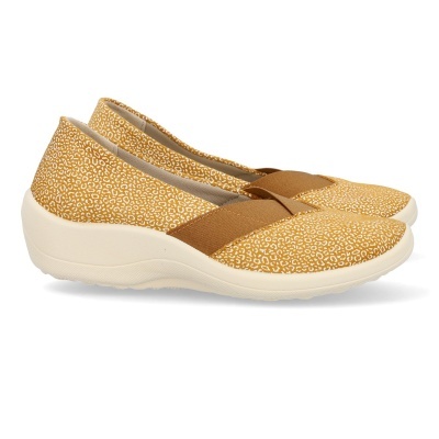 Sapatilhas mostarda com padrão branco e banda elástica castanha