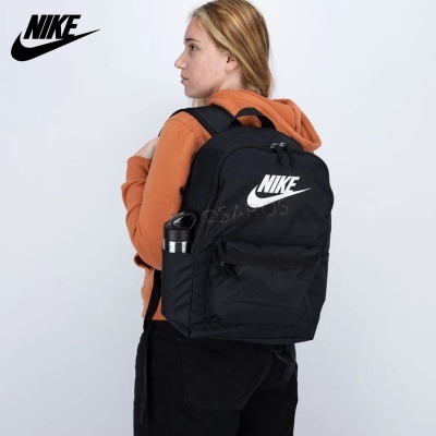 Mochila Nike preta com logótipo branco usada por pessoa com capuz laranja