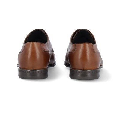 Sapatos masculinos castanhos vistos de trás