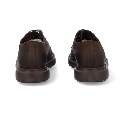 Sapatos castanhos escuros vistos de trás