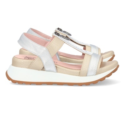 Sandálias brancas e creme com sola branca e castanha e fecho de fivela