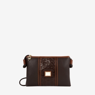Bolsa de ombro castanha com detalhes em pele e pendente dourado