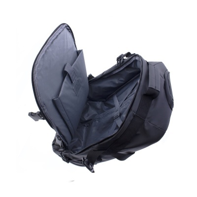 Mala de viagem preta aberta mostrando interior forrado e divisórias.