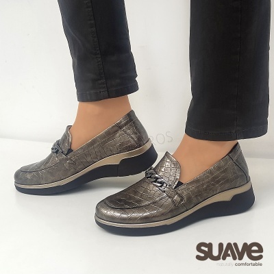 Sapatos mocassins metálicos com padrão crocodilo e corrente decorativa