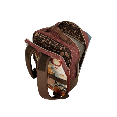 Mochila castanha com padrões decorativos e alças acolchoadas