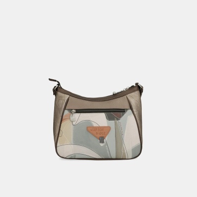 Mala de ombro castanha com bolso frontal decorativo e etiqueta em couro.