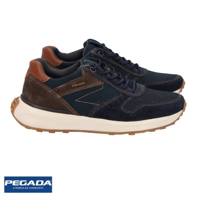 Ténis desportivos PEGADA azul escuro e castanho com sola branca.