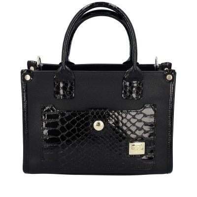 Mala preta com padrão pele de crocodilo e bolso externo com botão dourado