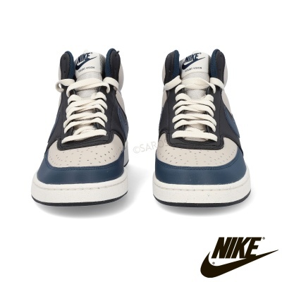 Par de sapatilhas Nike brancas, azuis e pretas com atacadores brancos