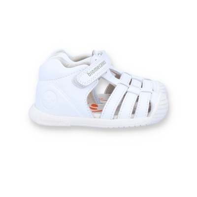 Sandália infantil branca em pele com fecho de velcro e sola flexível