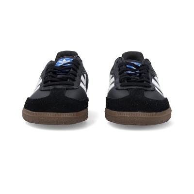 Par de sapatilhas pretas com detalhes brancos e sola castanha