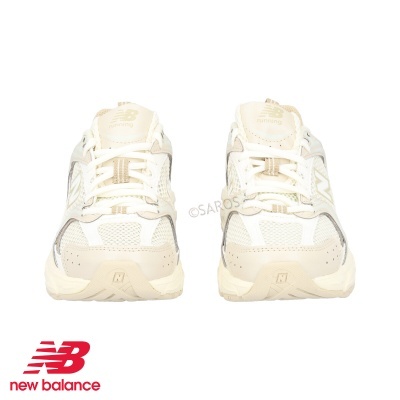 Ténis New Balance bege e branco, vista frontal, detalhes em couro sintetico e malha, sola antiderrapante