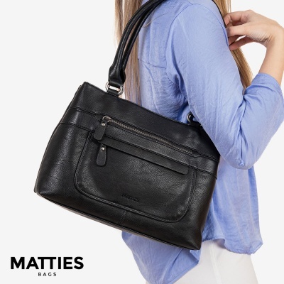 Mala preta em pele sintética com fechos metálicos e bolso frontal