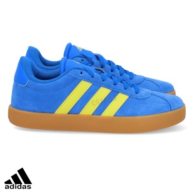 Ténis Adidas azuis com riscas amarelas e sola castanha.