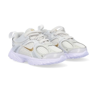 Ténis infantis brancos com detalhes bege dourado e fecho de velcro